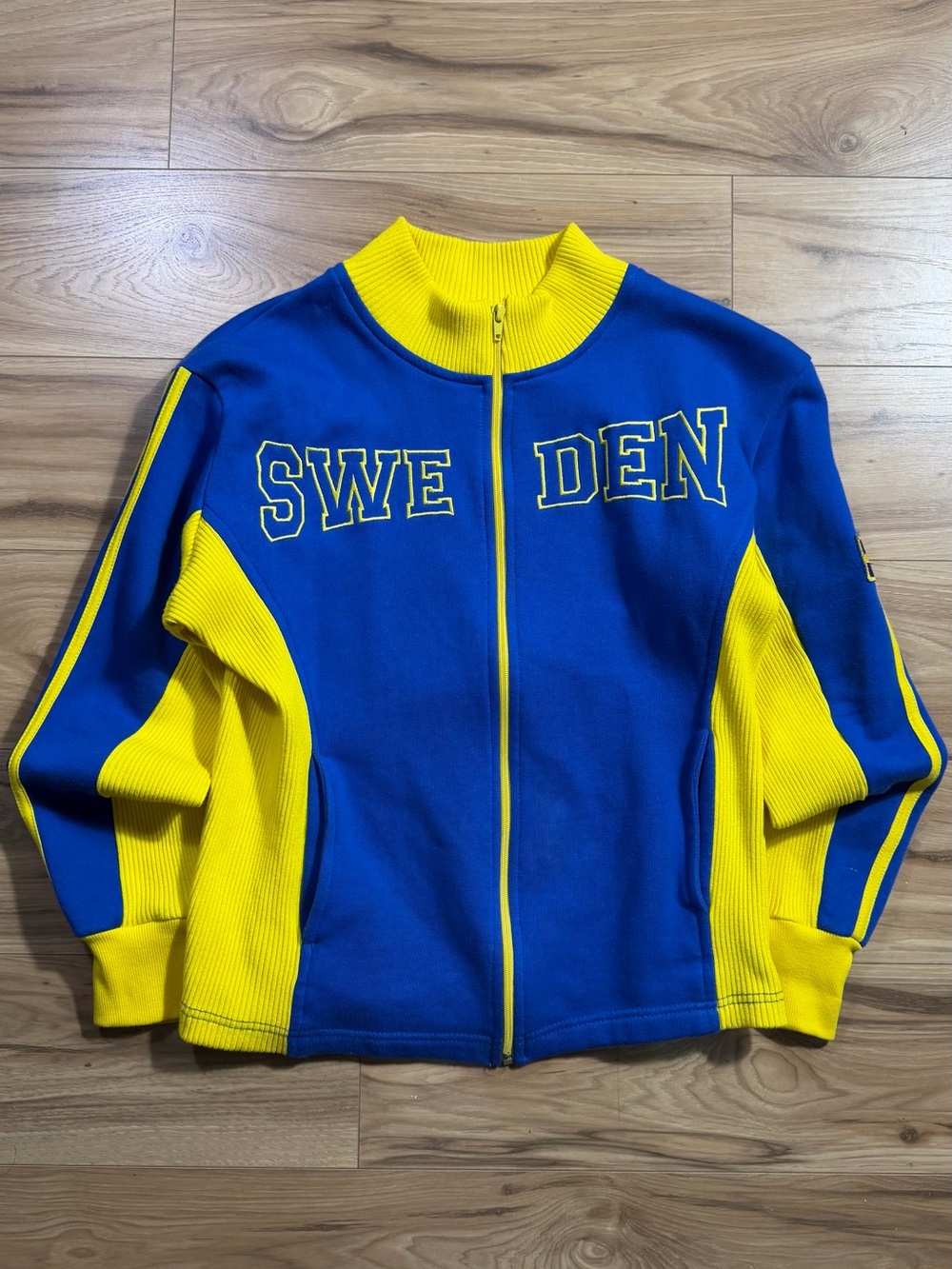 Sweden 46 blue and yellow color-blocked zip-up